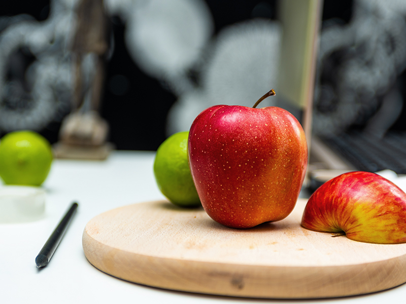 Gesunde Ernährung kommt im Office oft zu kurz – dagegen hilft z. B. frisches Obst. Ein Apfel trägt dazu bei, den Arbeitsalltag gut versorgt zu meistern.