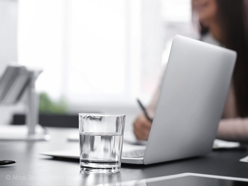 Trinke über den Tag verteilt mindestens 2 Liter Wasser. Genügend zu trinken, ist einer der wichtigsten Büro Tipps.
